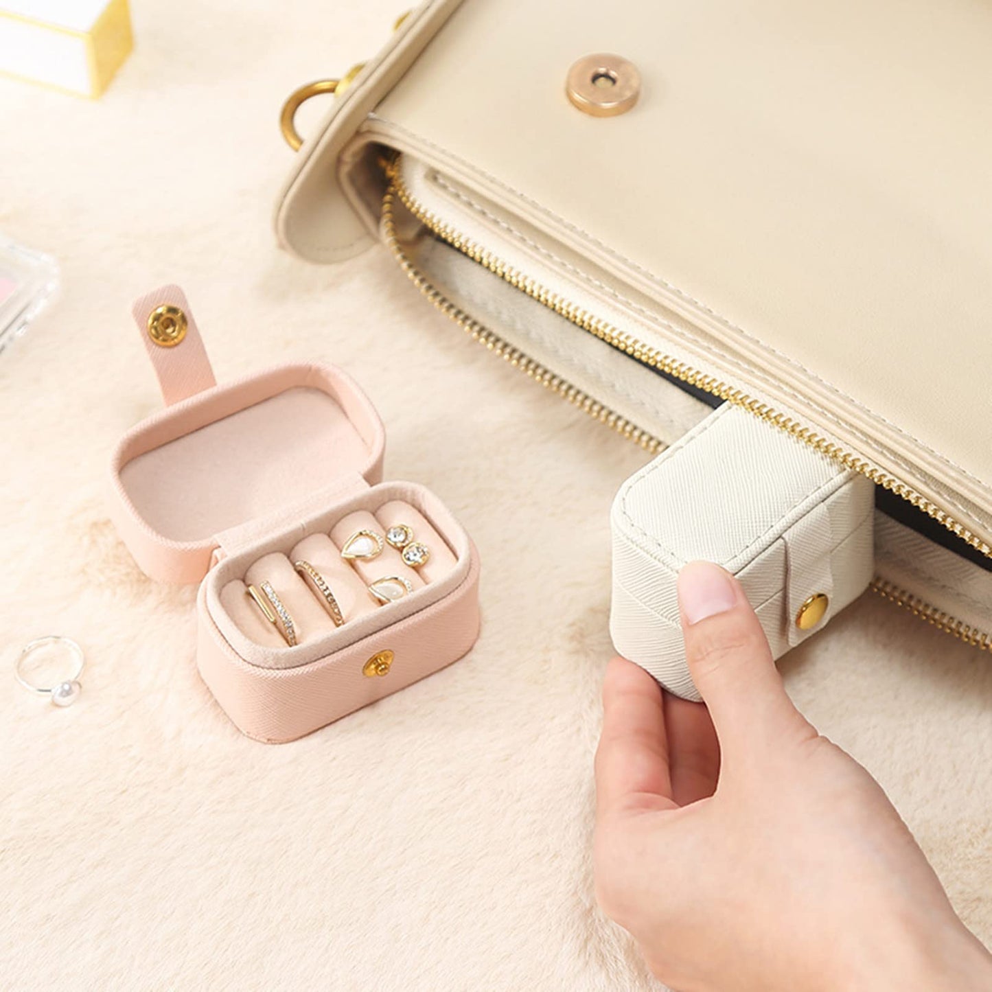ジュエリーボックス 小箱 ジュエリー 宝石箱 持ち運び コンパクトPUレザー ジュエリー収納 アクセサリーケース 小物入れ 指輪 ピアス (ホワイト)