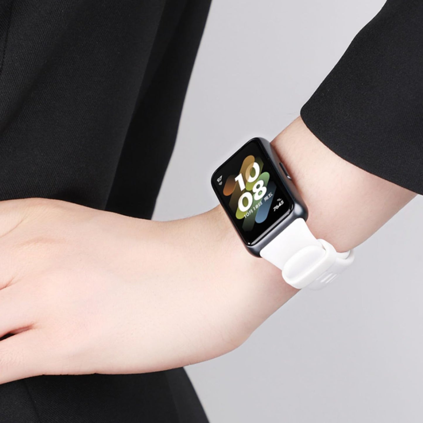 Huawei band7対応交換バンド 2本セット ファーウェイ バンド7替えバンド 柔らかい band7用ベルト シンプル 通気 調節可能 軽量(ブラック+ライトグレー)