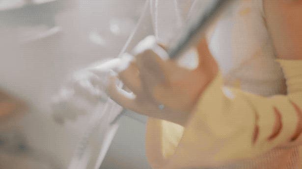 気分は一流ギタリスト、次世代型スマートギターLAVA!