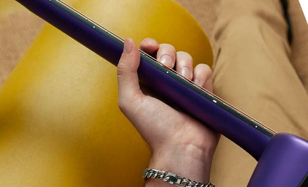 気分は一流ギタリスト、次世代型スマートギターLAVA!