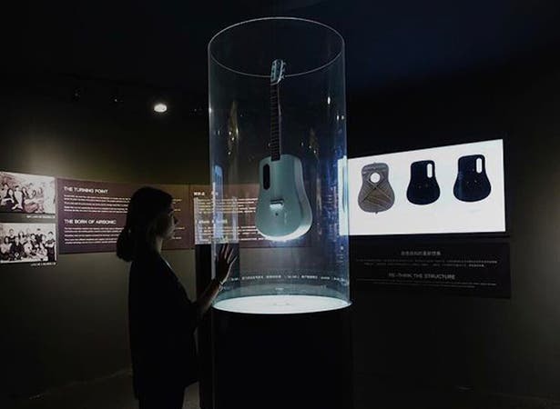 気分は一流ギタリスト、次世代型スマートギターLAVA!