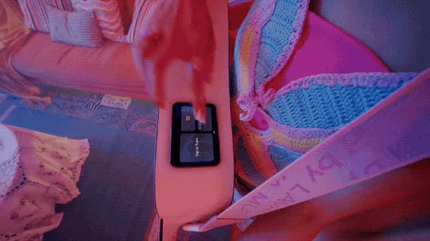 気分は一流ギタリスト、次世代型スマートギターLAVA!
